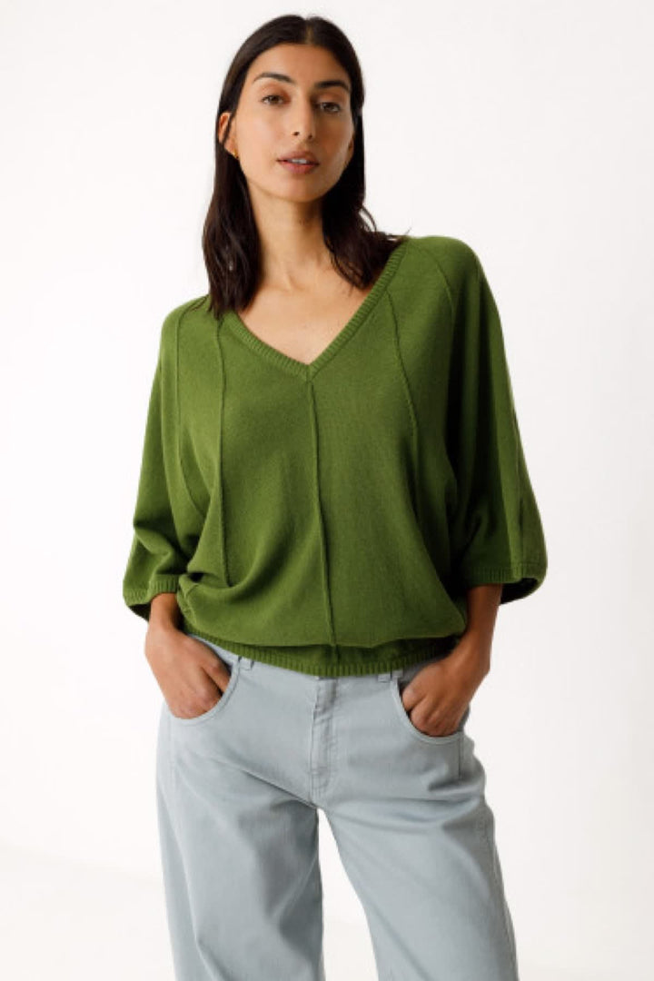 Vue de face chandail OLAIA-GOTS pour femme vert avec col rond et texture côtelée - Valérie Simon