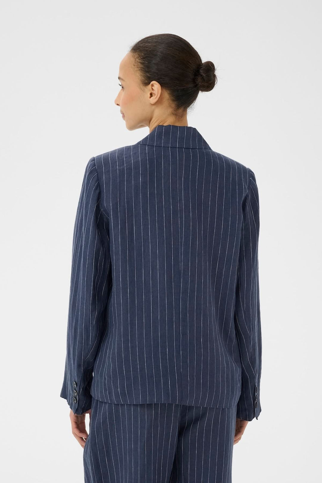 Veste en lin Alita vue arrière, présentant un motif rayé élégant et une silhouette structurée avec col tailleur et manches longues.