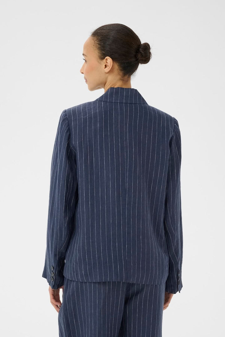 Veste en lin Alita vue arrière, présentant un motif rayé élégant et une silhouette structurée avec col tailleur et manches longues.