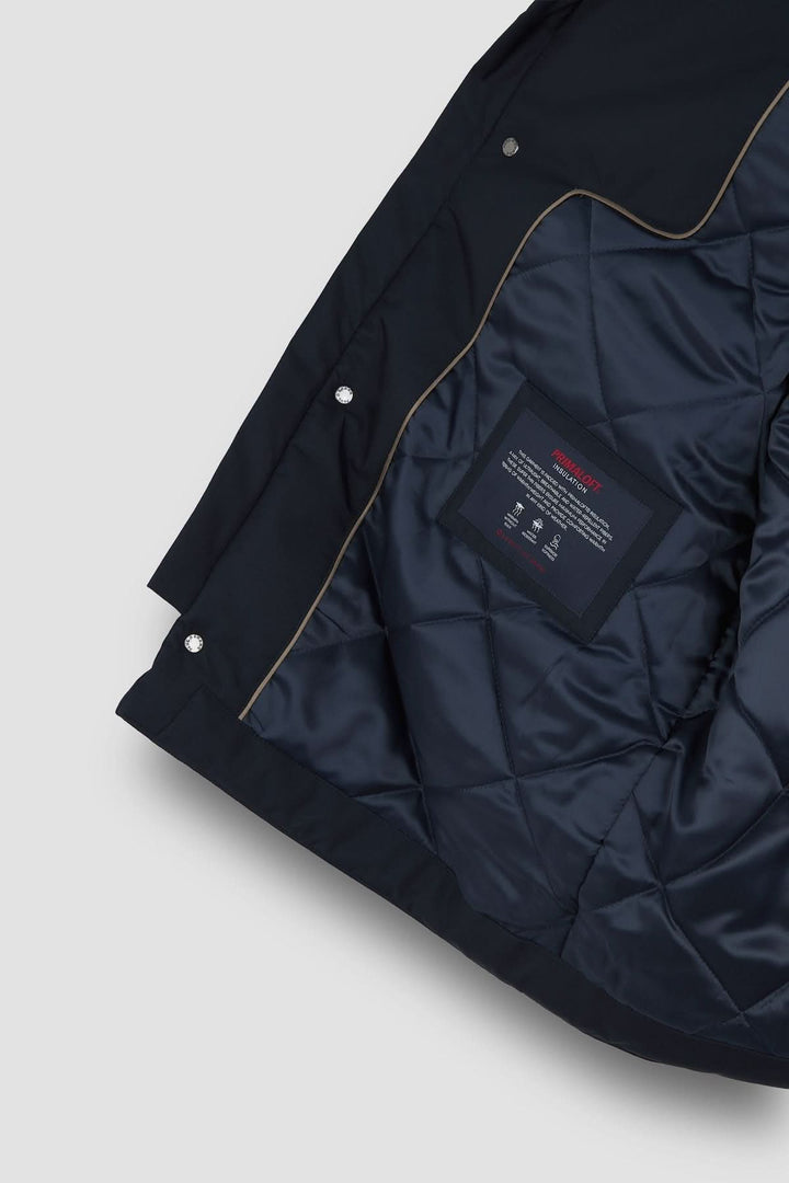 Doublure intérieure d'un manteau matelassé avec étiquette, couleur bleue, design élégant et technique.