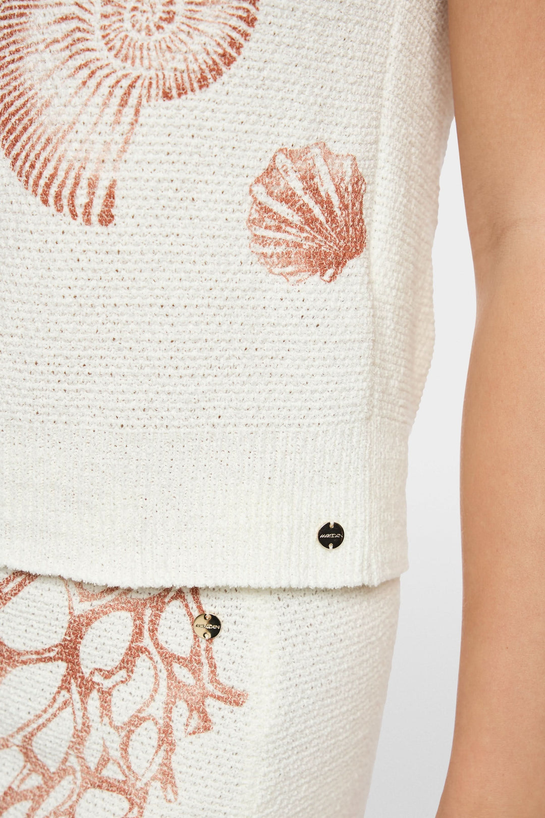 Sleeveless knit T-shirt