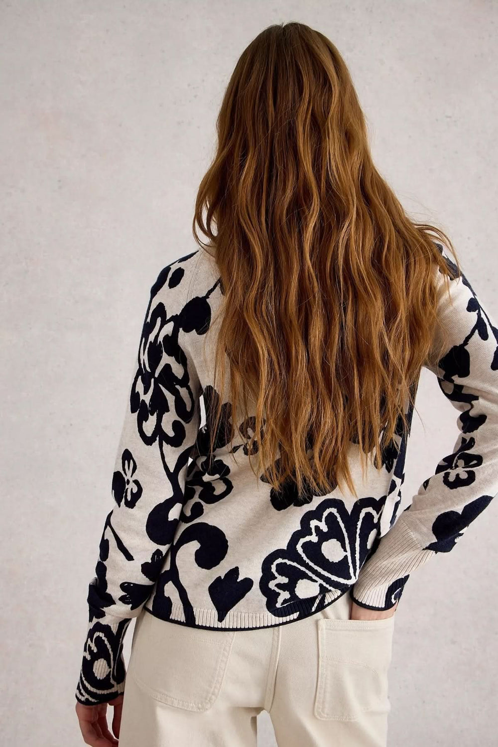 Cardigan Lulu à imprimé floral audacieux, coupe droite, porté par une femme avec de longs cheveux ondulés.