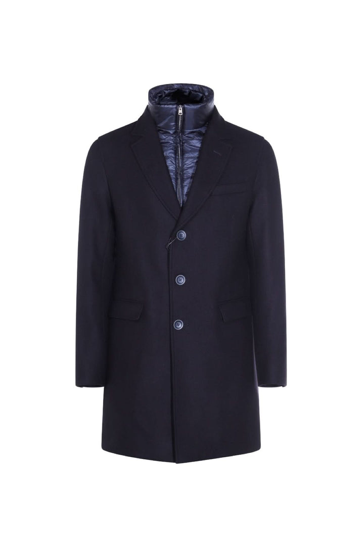 Manteau coupe classique noir avec col à revers et plastron intérieur matelassé amovible, élégant et pratique.
