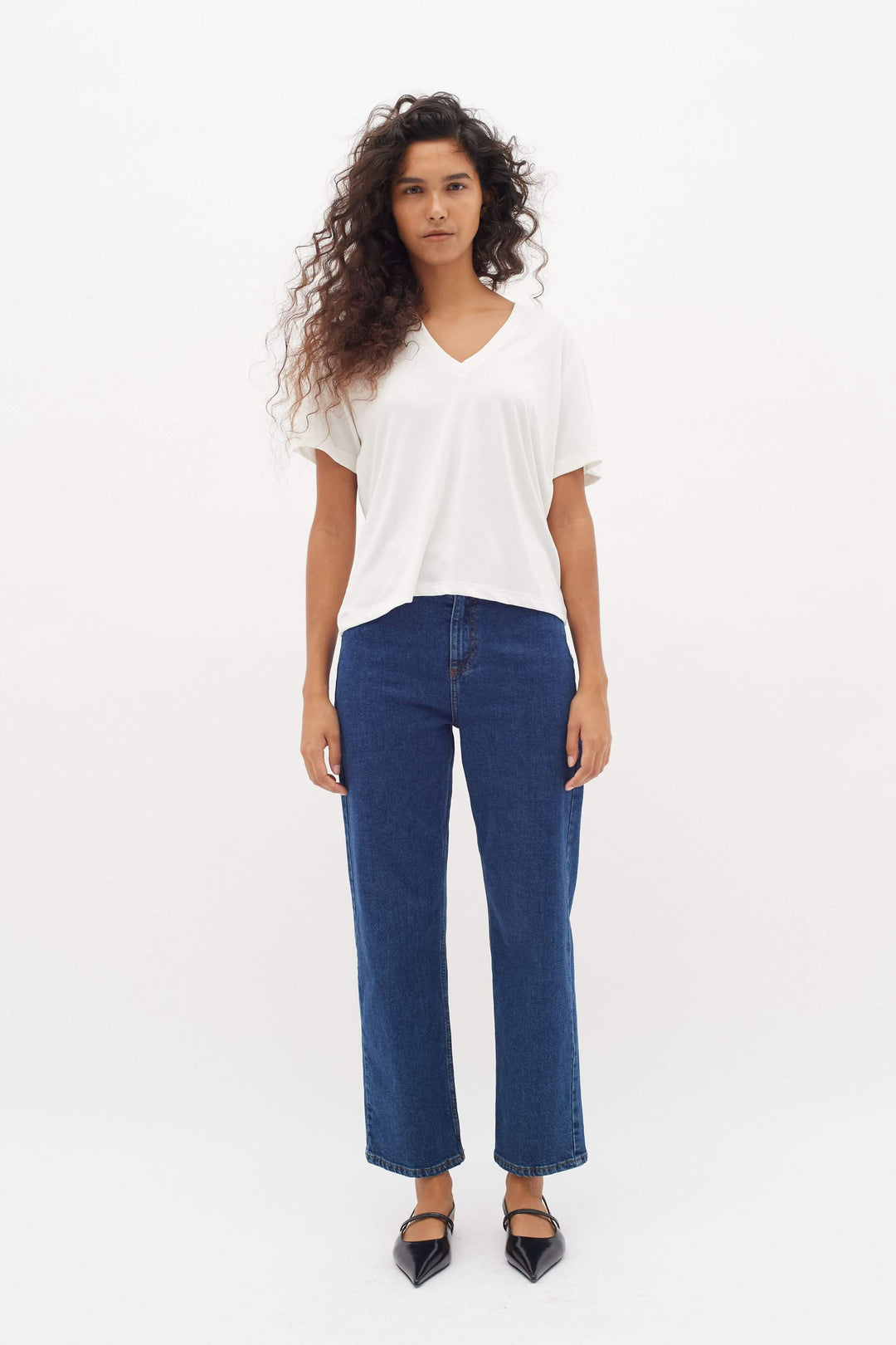 Femme portant le T-shirt col en V Liliana, coupe droite, manches courtes, confortable et élégant.
