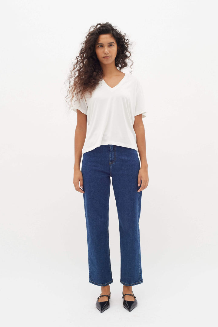 Femme portant le T-shirt col en V Liliana, coupe droite, manches courtes, confortable et élégant.