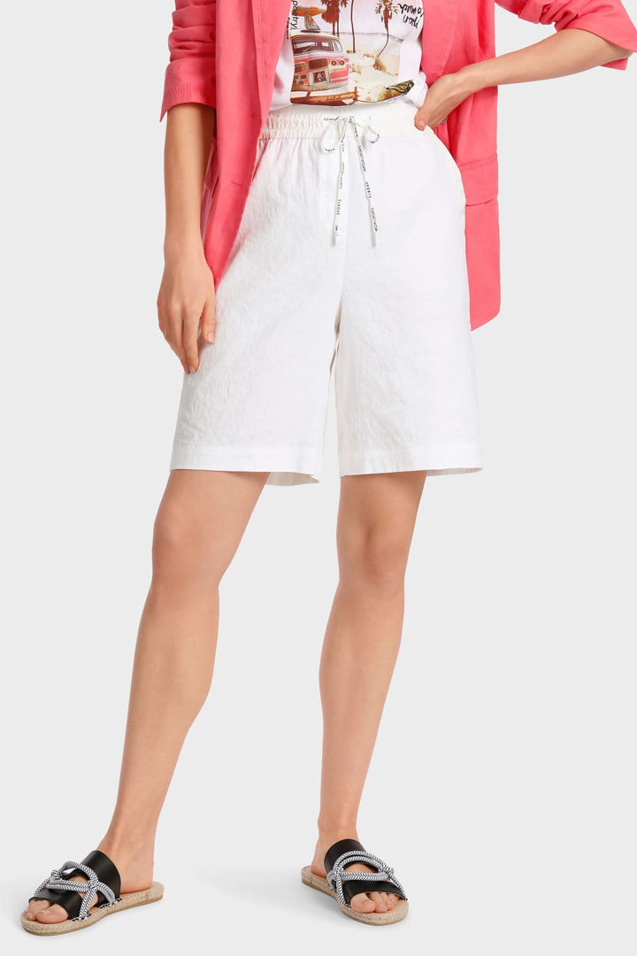 WITTEN model Bermuda shorts