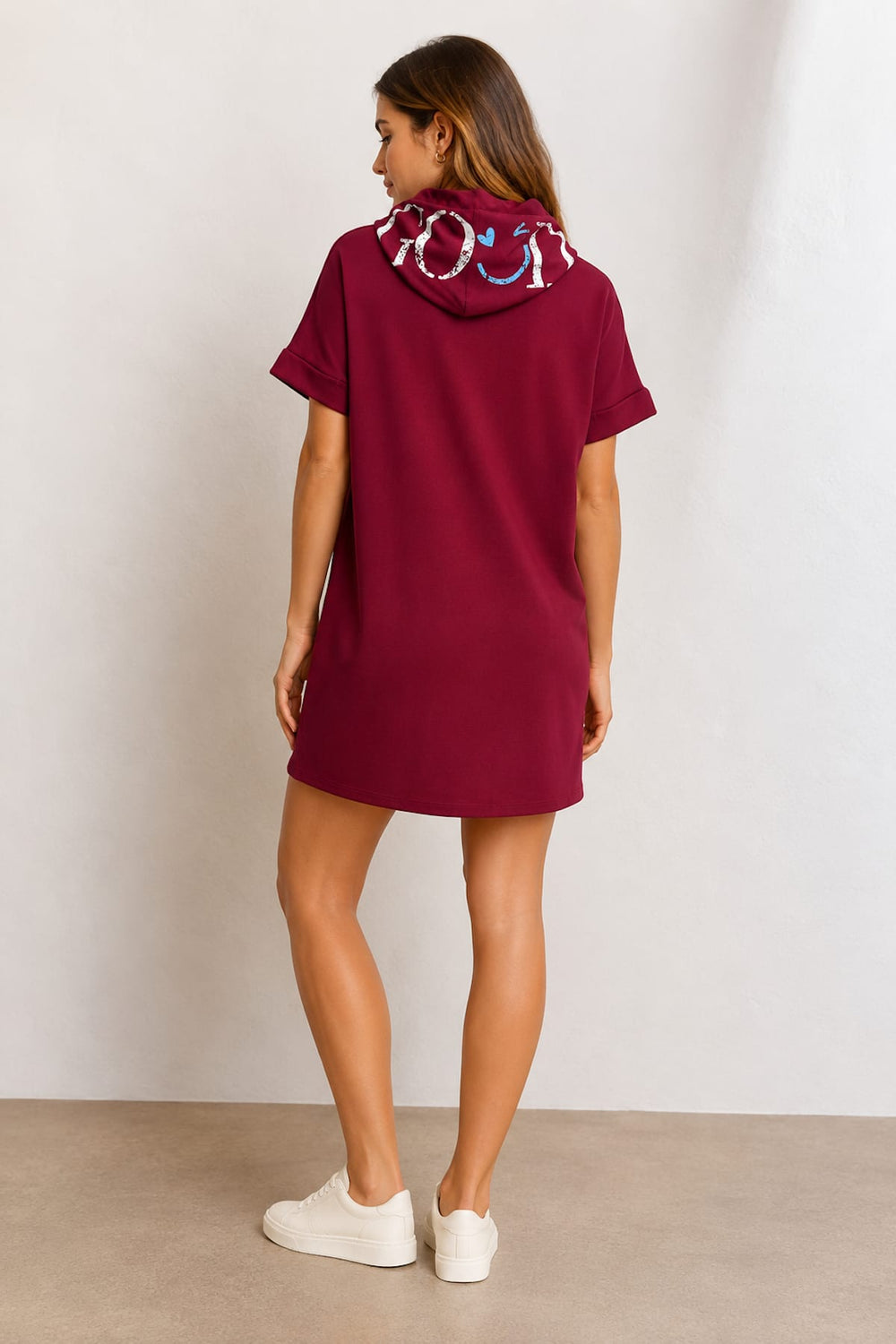 Robe courte à capuchon vue de face pour femme kennys
