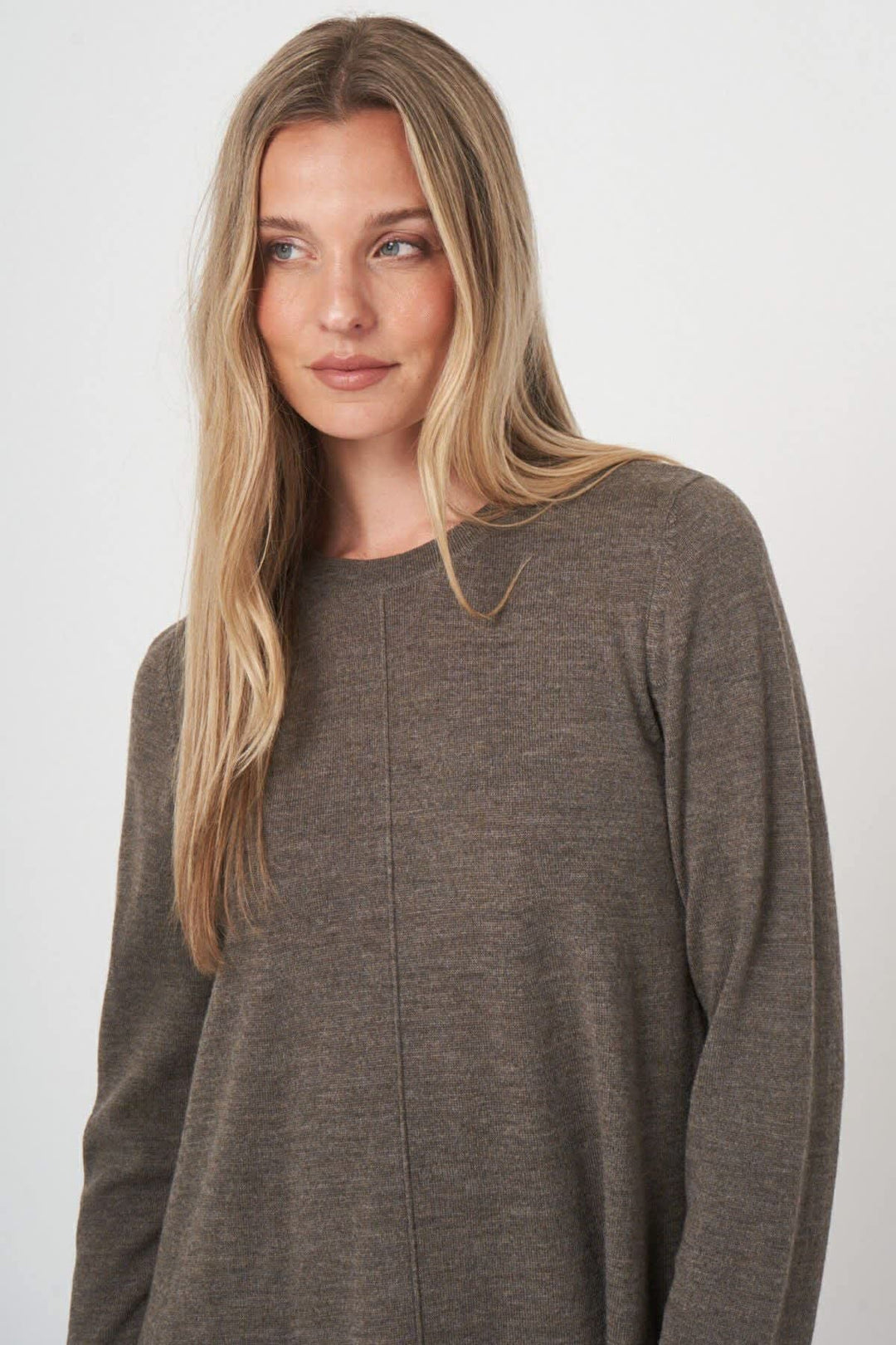 Vue de face robe en tricot évasée Repeat Cashmere bleu pour femme avec col rond - Valérie Simon
