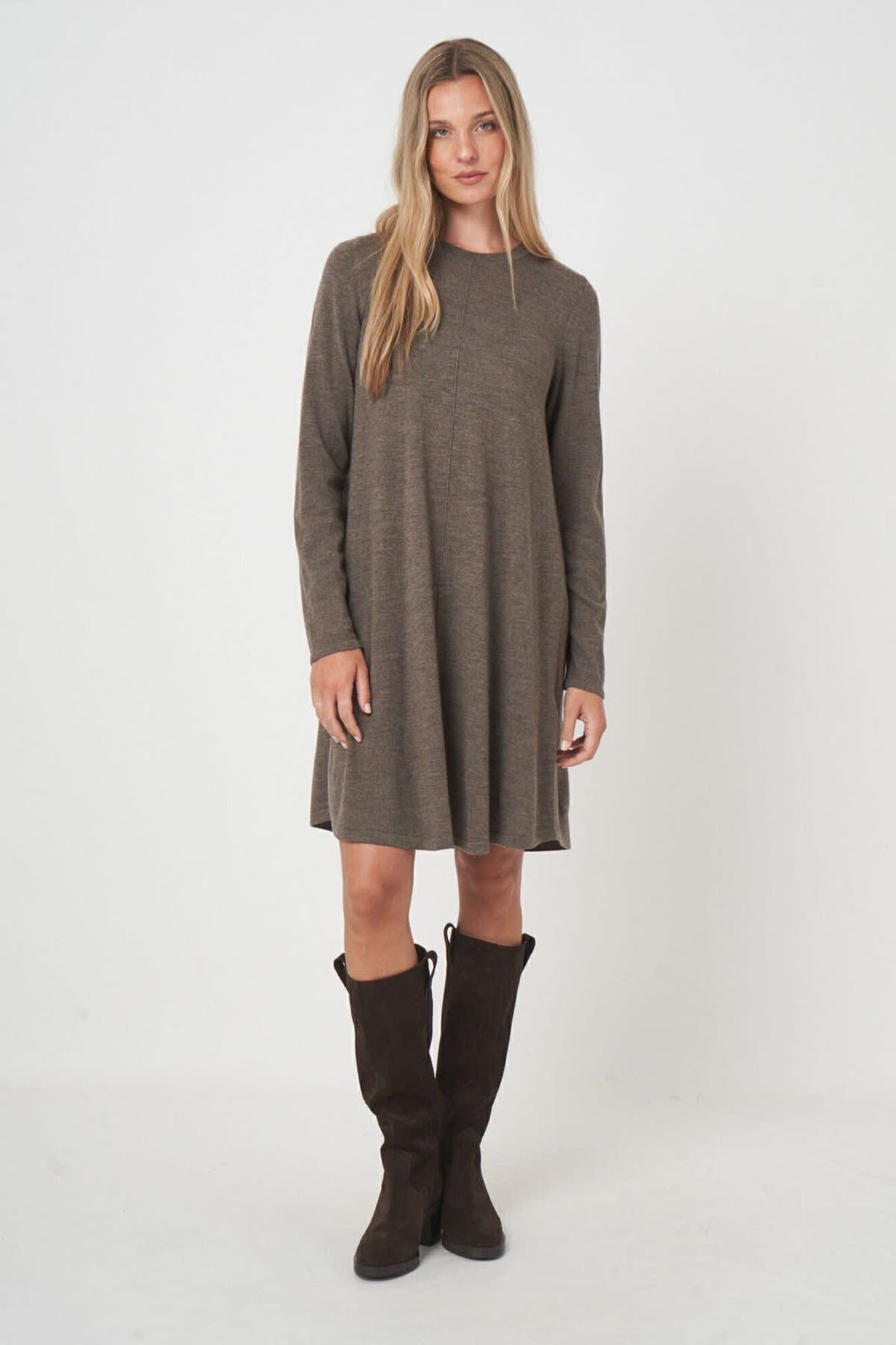 Vue avant robe en tricot évasée Repeat Cashmere pour femme beige avec détails texturés - Valérie Simon