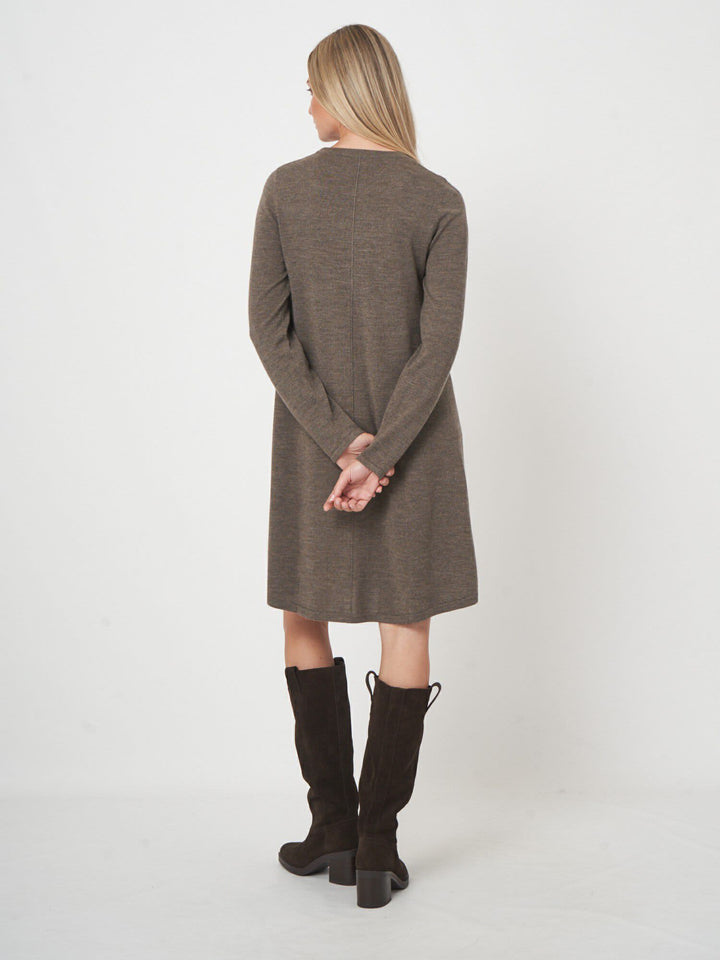 Vue de face robe en tricot évasée Repeat Cashmere pour femme beige, ceinture tressée - Valérie Simon