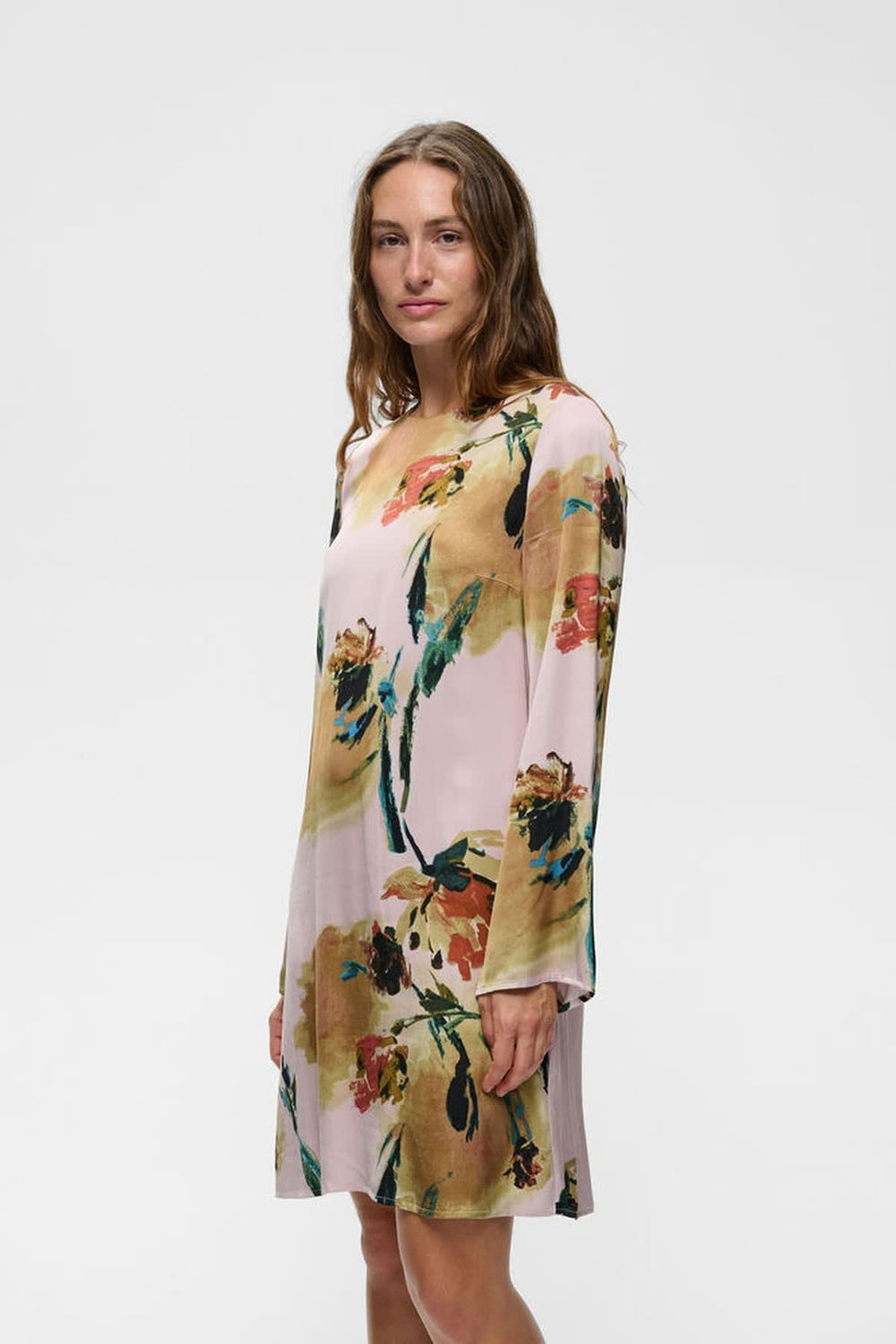 Vue de face robe imprimée florale Inwear pour femme dans les tons de vert avec détails bouton - Valérie Simon
