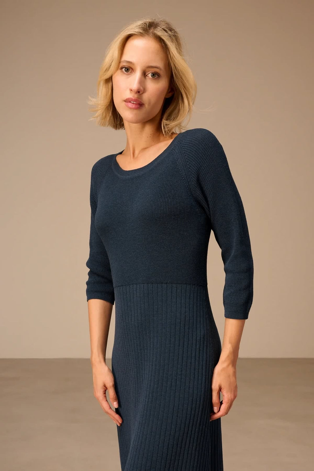 Robe longue en tricot côtelé vue de face pour femme Nile