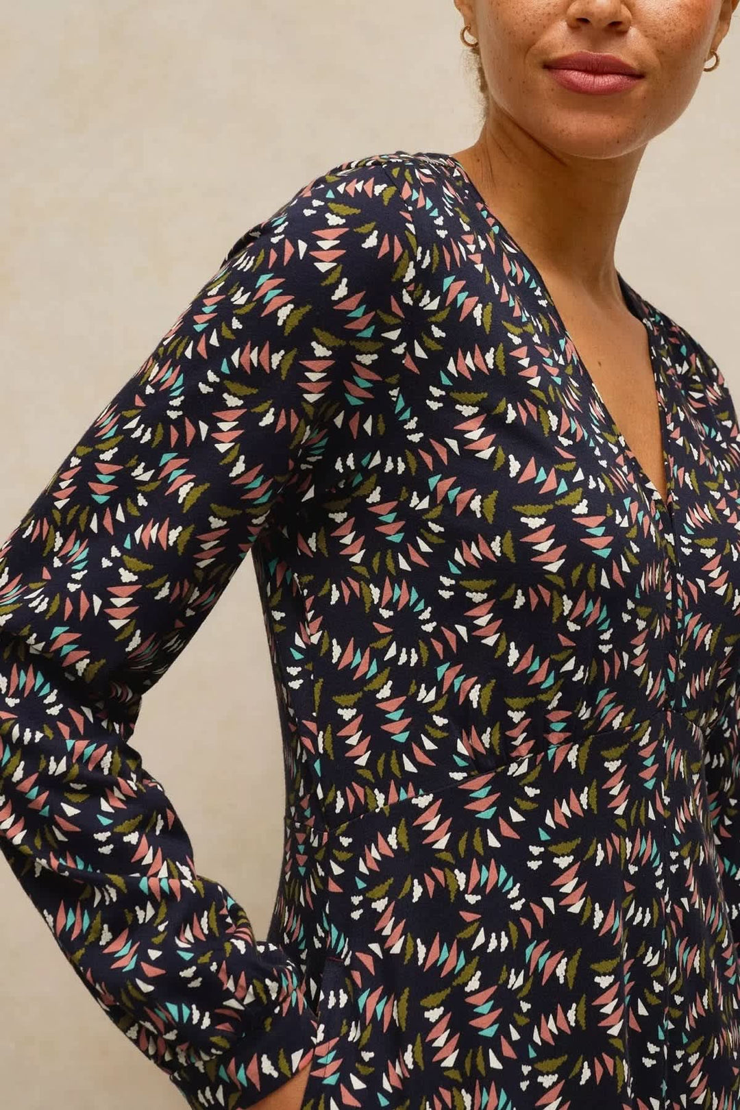 Robe Megan midi évasée à imprimé abstrait vue de face pour femme White Stuff