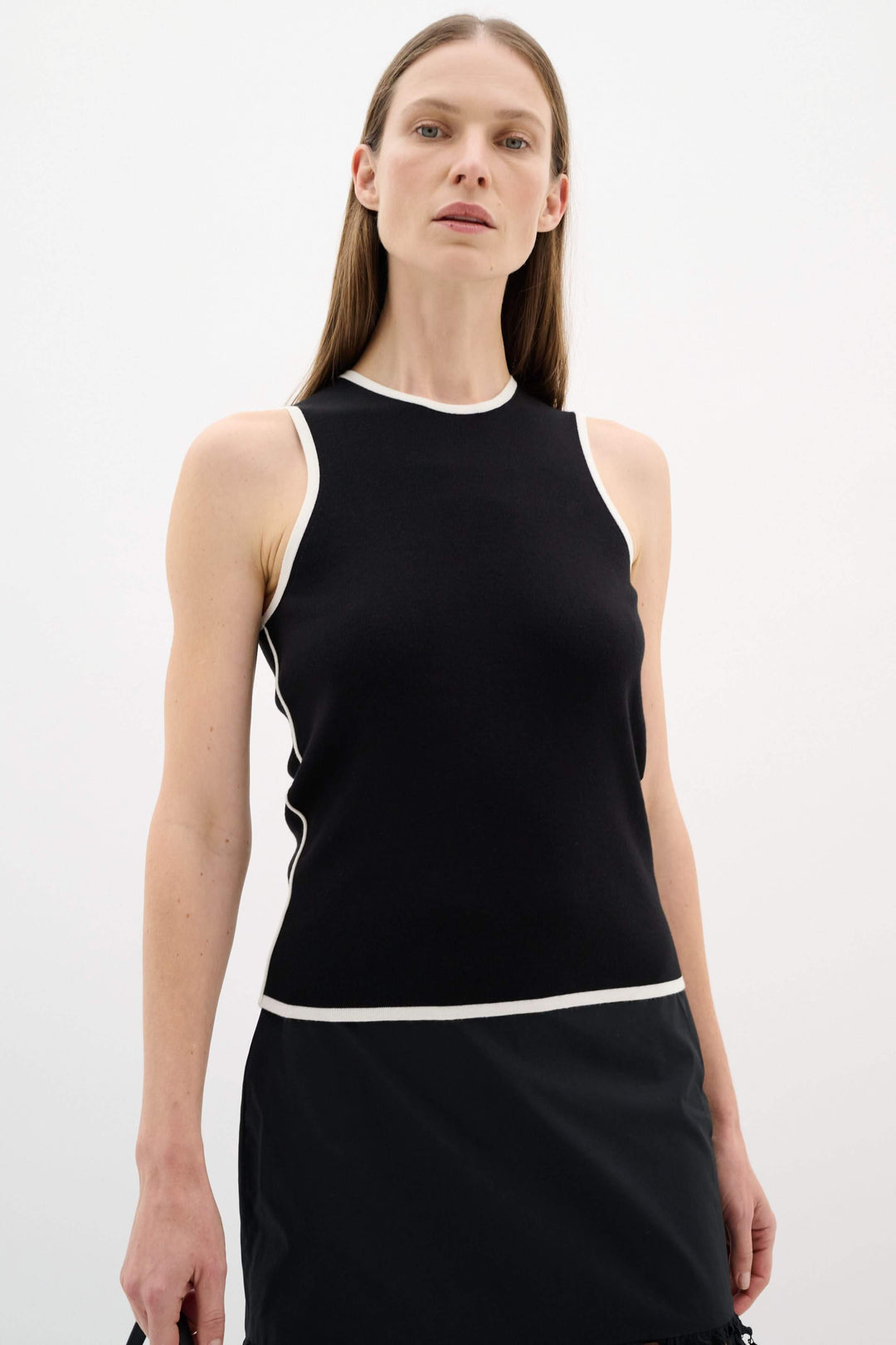 Camisole Sacco sans manches noire avec encolure ronde et liseré contrastant pour un look minimaliste.