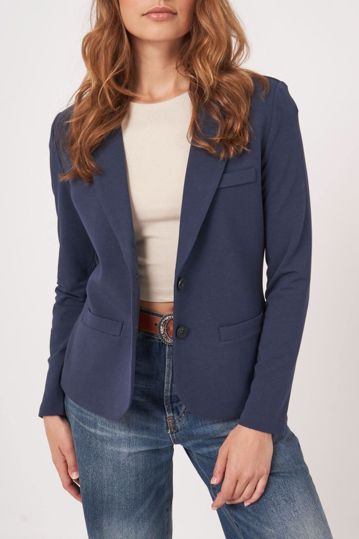 Veston en jersey stretch, coupe cintrée, parfait pour un style casual-chic et les journées actives.