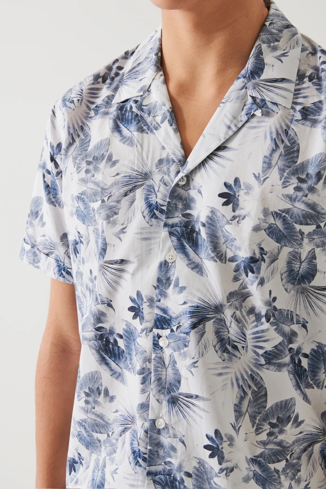 Chemise imprimé de feuilles