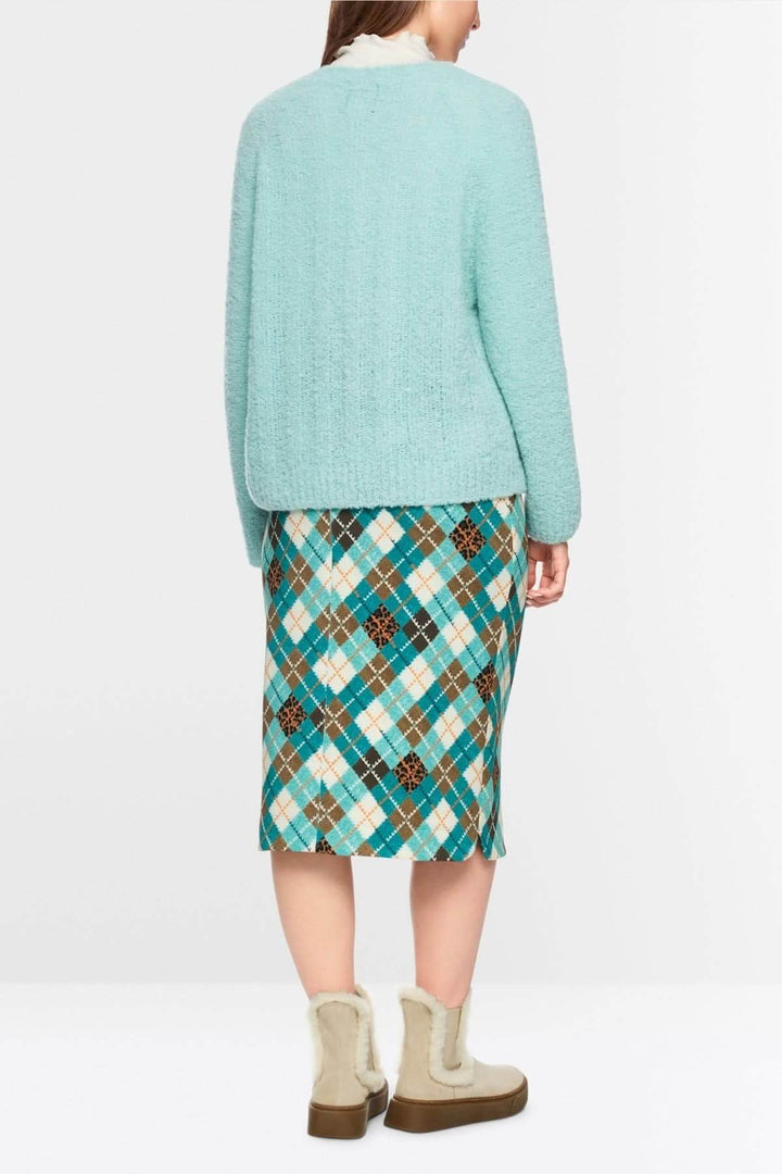 Chandail tricoté doux à col en V, coupe décontractée, avec une texture duveteuse, idéal pour un style cosy et moderne en hiver.