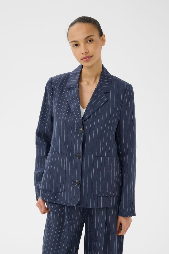 Veste en lin Alita bleu à rayures verticales avec col tailleur classique et poches plaquées.