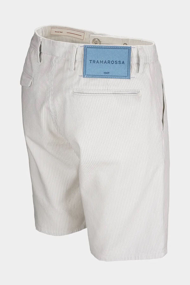 Vue de face short rayé texturé bleu Tramarossa pour homme avec ceinture en détail - Valérie Simon