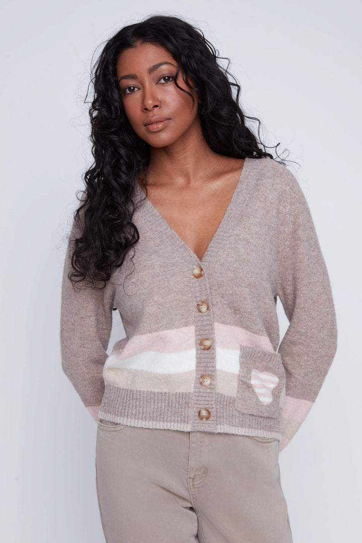 Cardigan à manches longues beige avec motif rayé et cœur, idéal pour des journées décontractées.