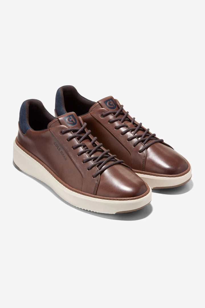 Sneakers en cuir à semelle contrastante vue de côté pour homme Cole Haan