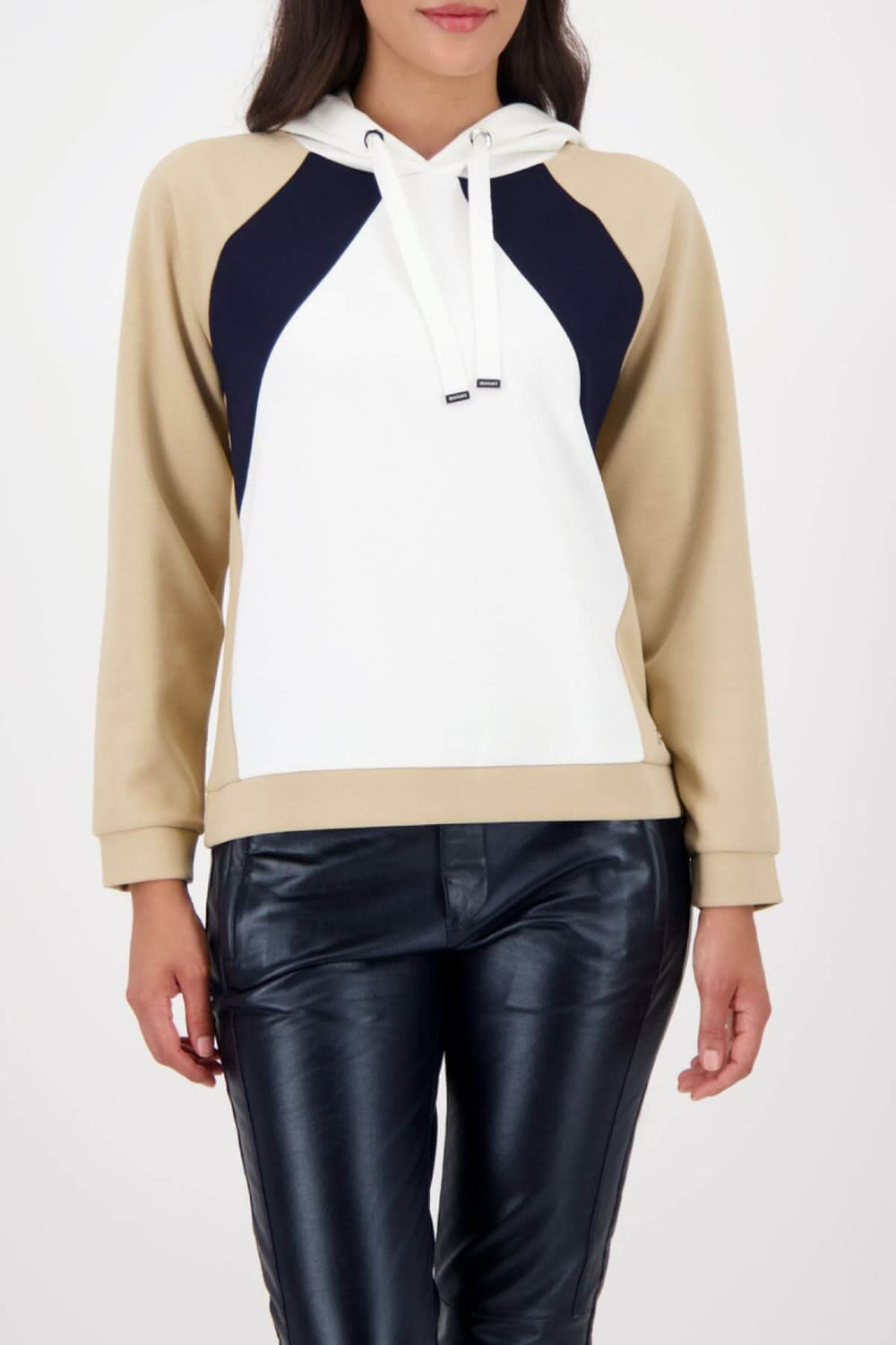 Sweat colorblock à capuche moderne en blanc, beige et noir, avec cordon blanc et embouts métalliques.