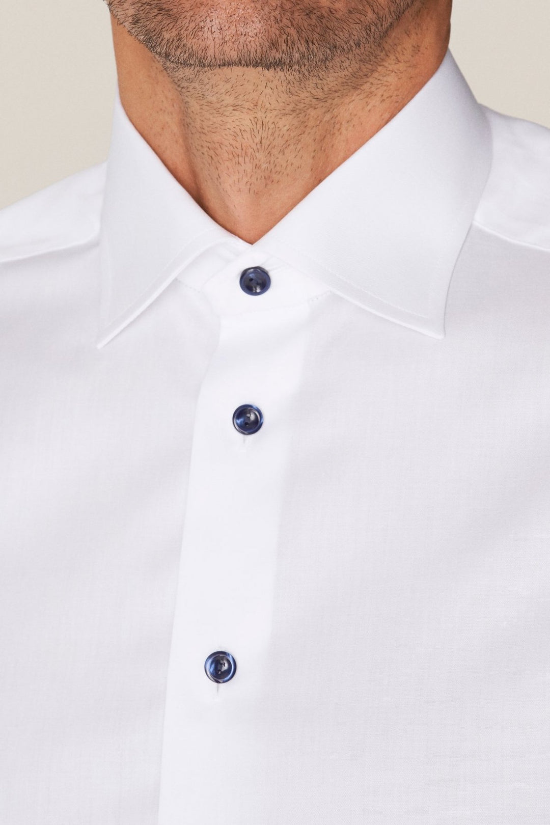 Chemise blanche avec boutons marines