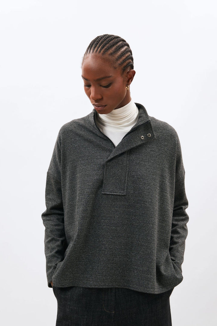 Sweat ample à col montant KANSHIN vue de face pour femme Humility