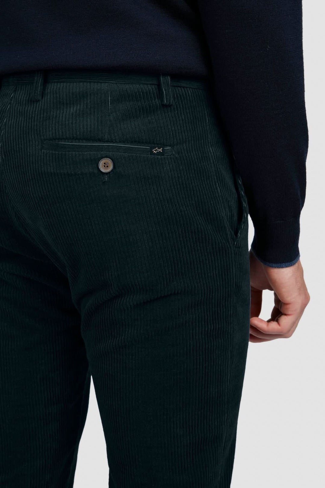 Pantalon en corduroy à côtes larges, coupe impeccable, finition souple et élégante, parfait pour les journées fraîches.
