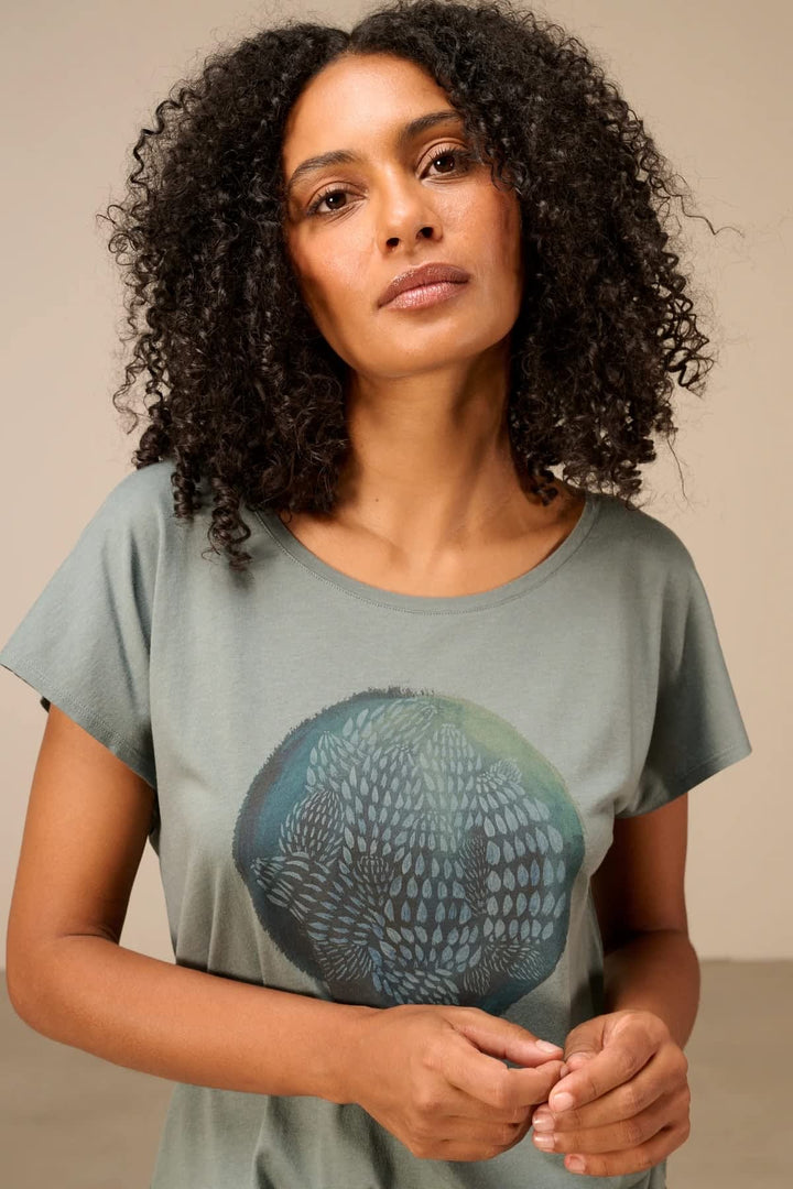 T-shirt ample à imprimé graphique vue de face pour femme Nile