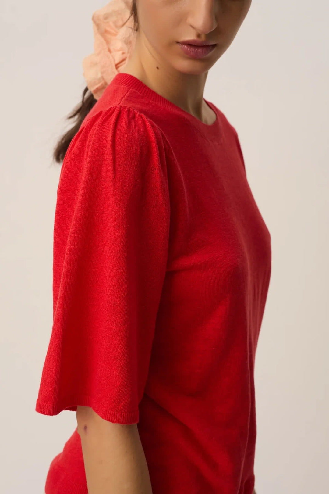 Vue de face t-shirt tricot manches courtes Des Petits Hauts pour femme beige avec détails texturés - Valérie Simon