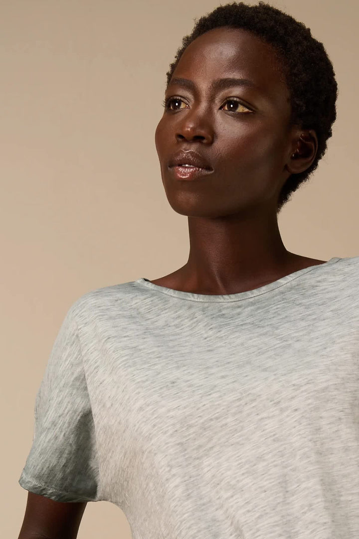 Vue de face T-shirt noué à manches courtes Nile pour femme blanc avec nœud devant - Valérie Simon