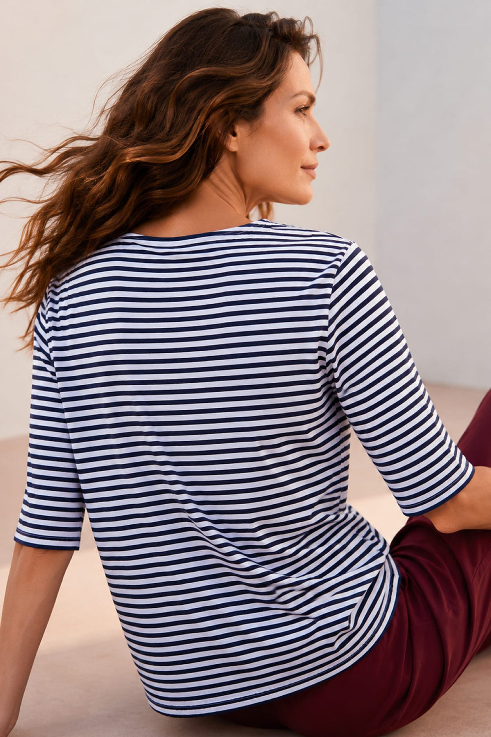 T-shirt rayé à encolure en V vue de face pour femme kennys