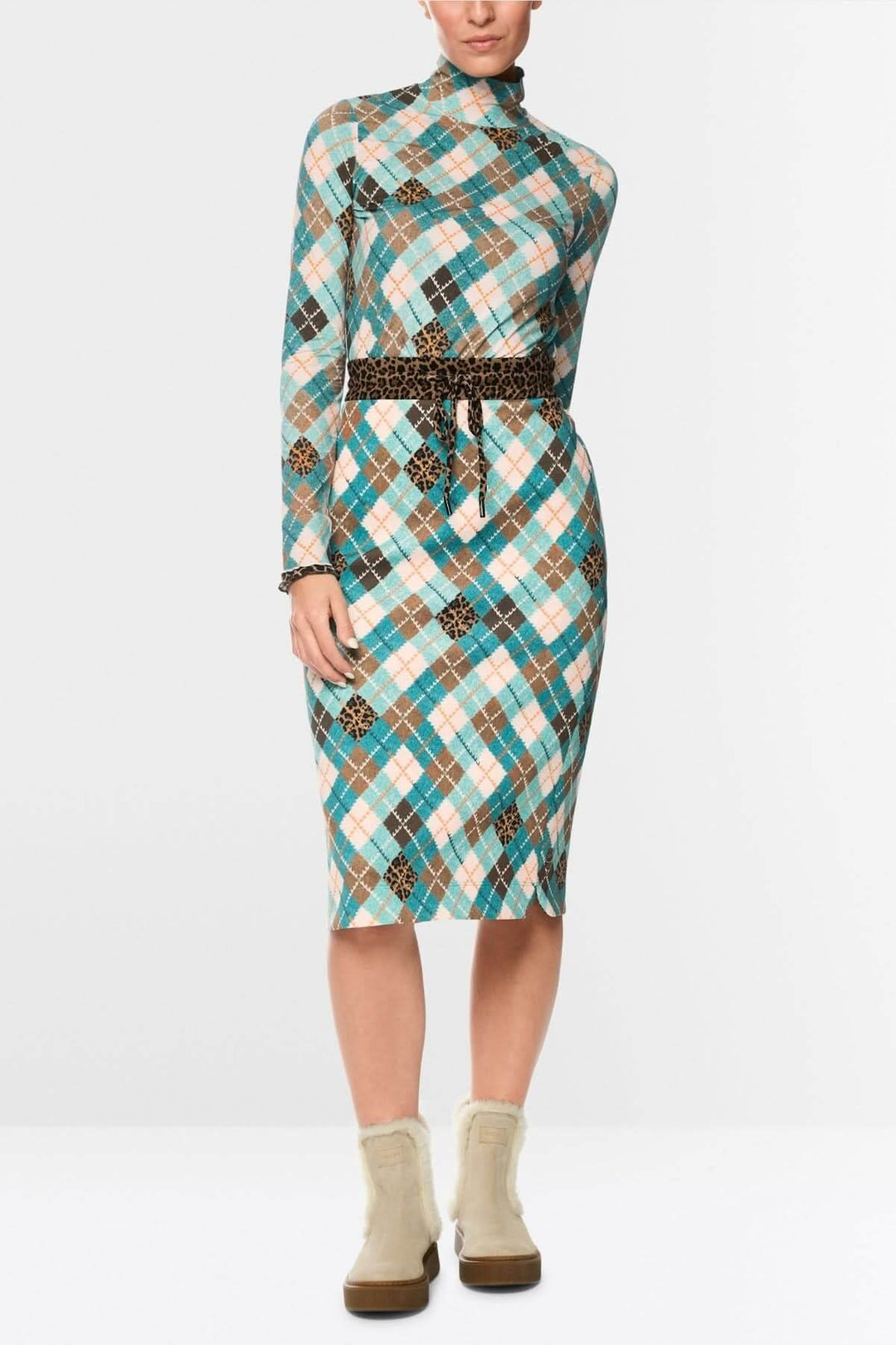 Chandail à manches longues avec motif argyle multicolore et col montant, idéal pour un style moderne et distinctif au quotidien.