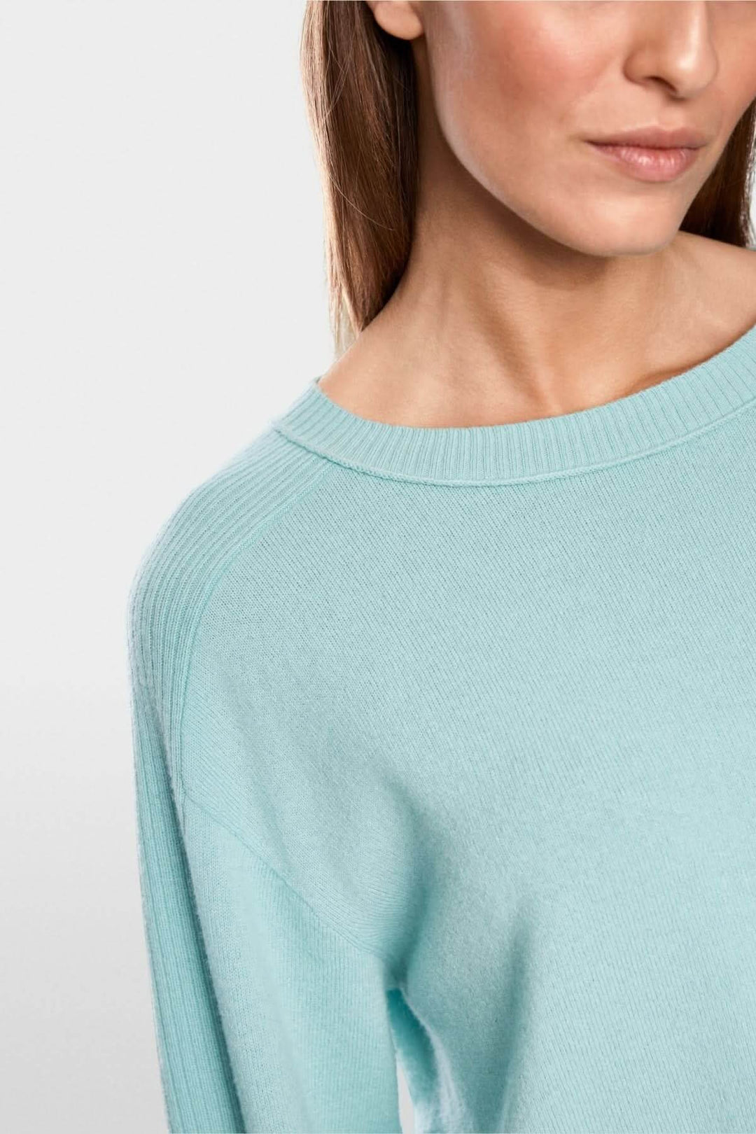 Chandail manches longues bleu avec col rond dégagé et finitions côtelées, coupe légèrement ample pour un look moderne. Décris moi le produit.