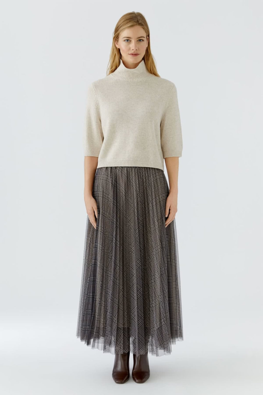 Tricot à col montant et manches mi-longues vue de face pour femme Oui