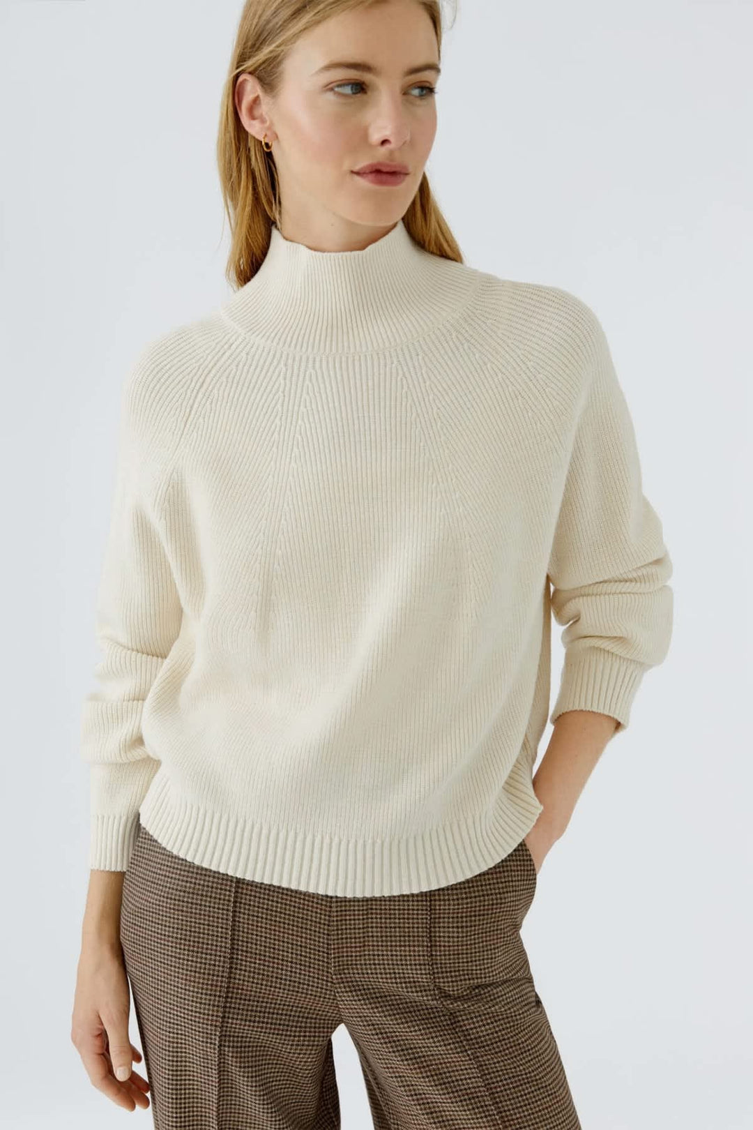 Tricot à col montant style raglan vue de face pour femme Oui