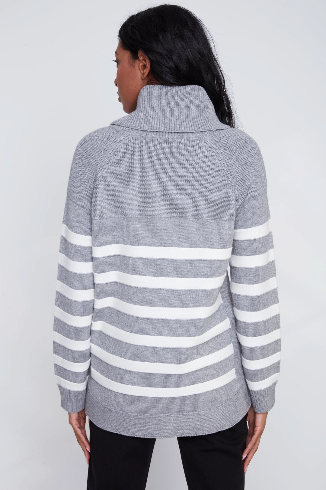 Chandail rayé gris à col bénitier avec manches longues, vue arrière.