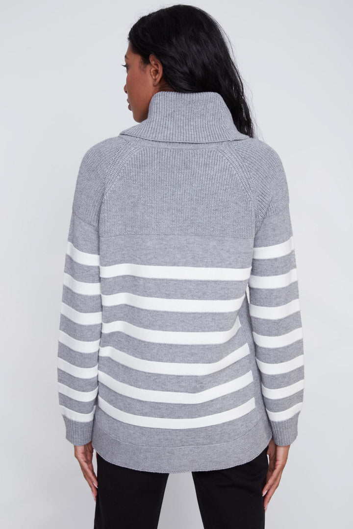 Chandail rayé gris à col bénitier avec manches longues, vue arrière.