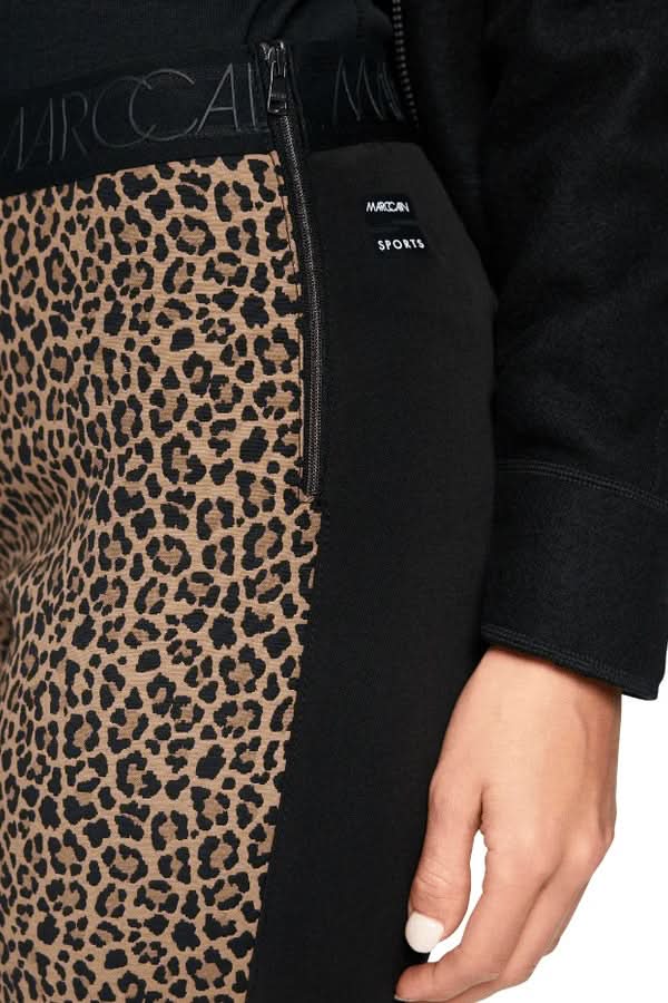 Pantalon ajusté à imprimé animalier avec bandes unies, coupe slim près du corps, taille élastique, détail mode et confort.