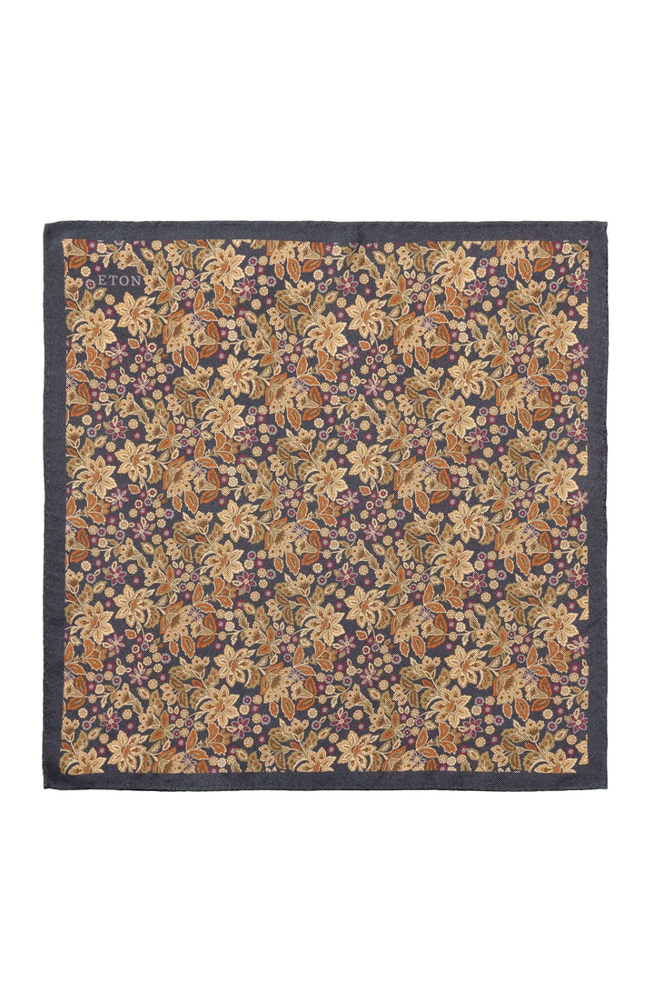 Foulard de poche en soie à motif floral riche et élégant, idéal pour un look sophistiqué.
