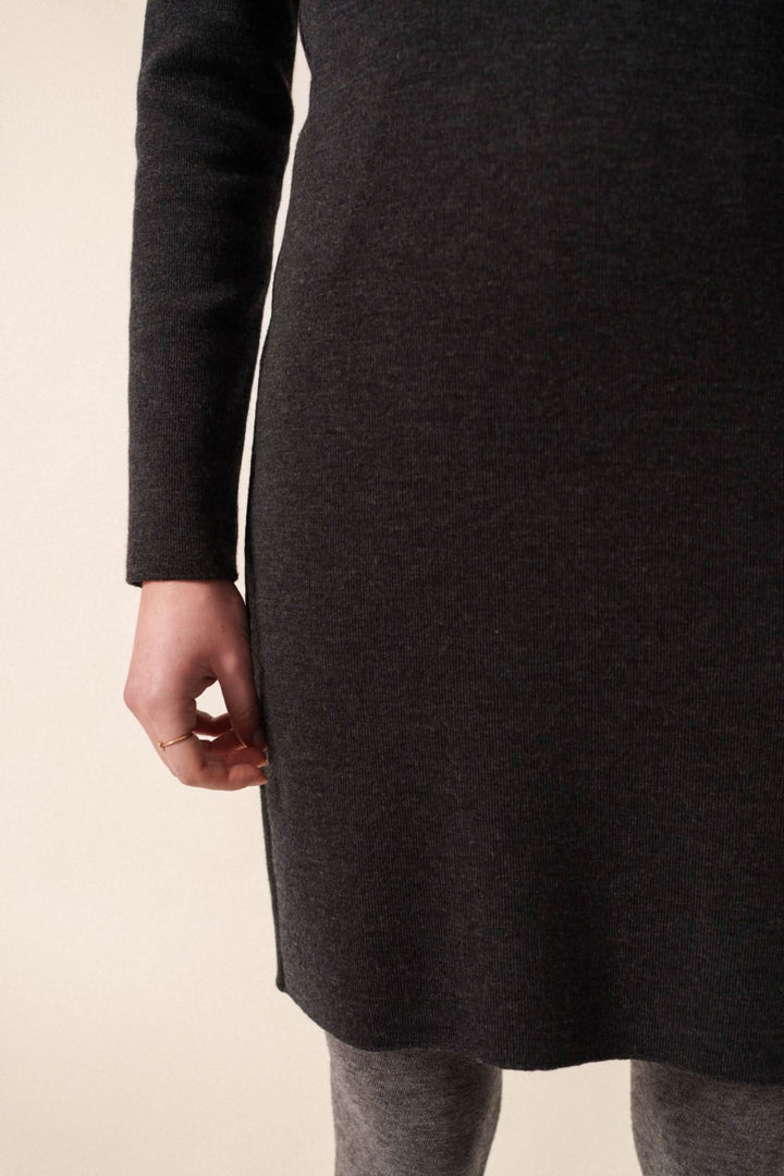 Robe Grande Maree U en laine douce, coupe ajustée, col rond et patte de boutonnage sur l'épaule.