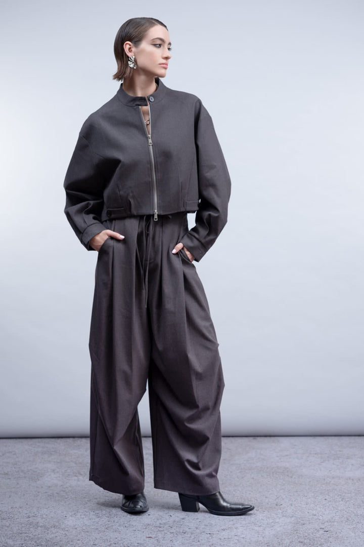 Vue portée veste manche courte Haako femme noire détails boutons - Valérie Simon