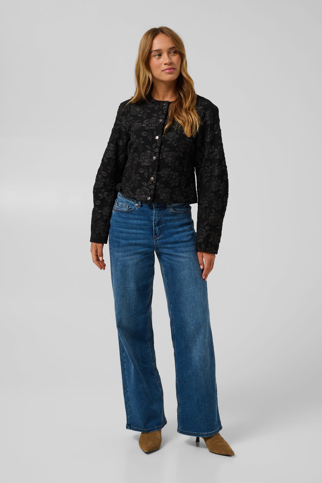 Veste courte à motif floral texturé vue de face pour femme Kaffe