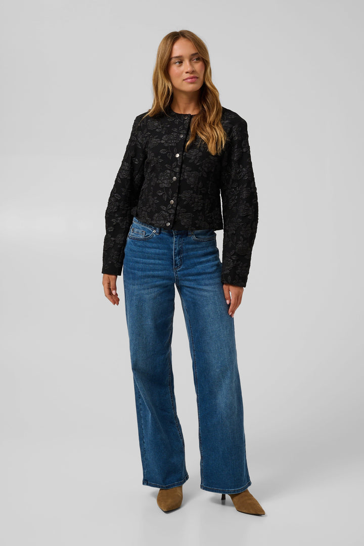 Veste courte à motif floral texturé vue de face pour femme Kaffe