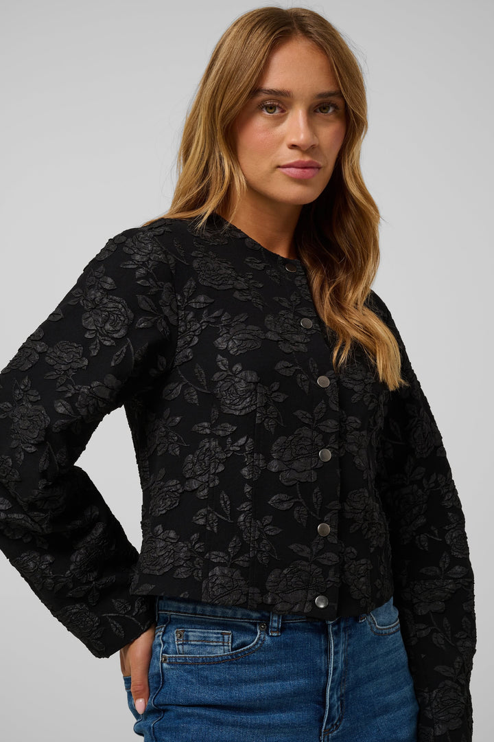 Veste courte à motif floral texturé vue de face pour femme Kaffe