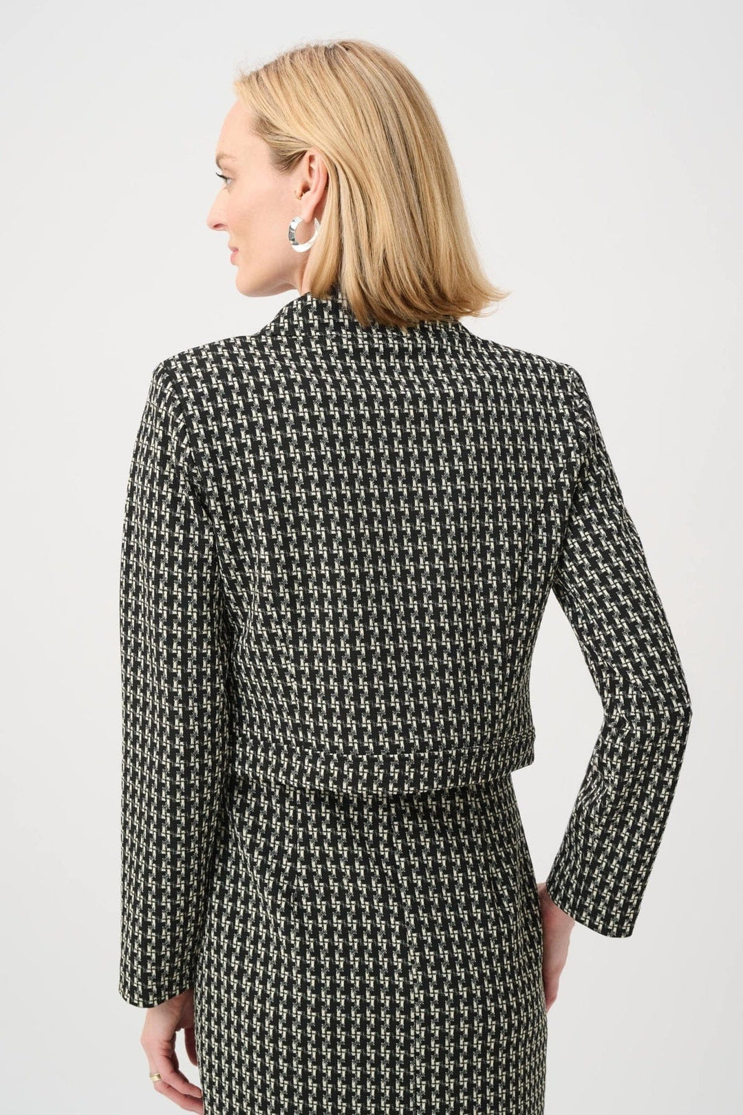 Vue de côté veste courte Joseph Ribkoff texturée blanche avec manches bouffantes - Valérie Simon