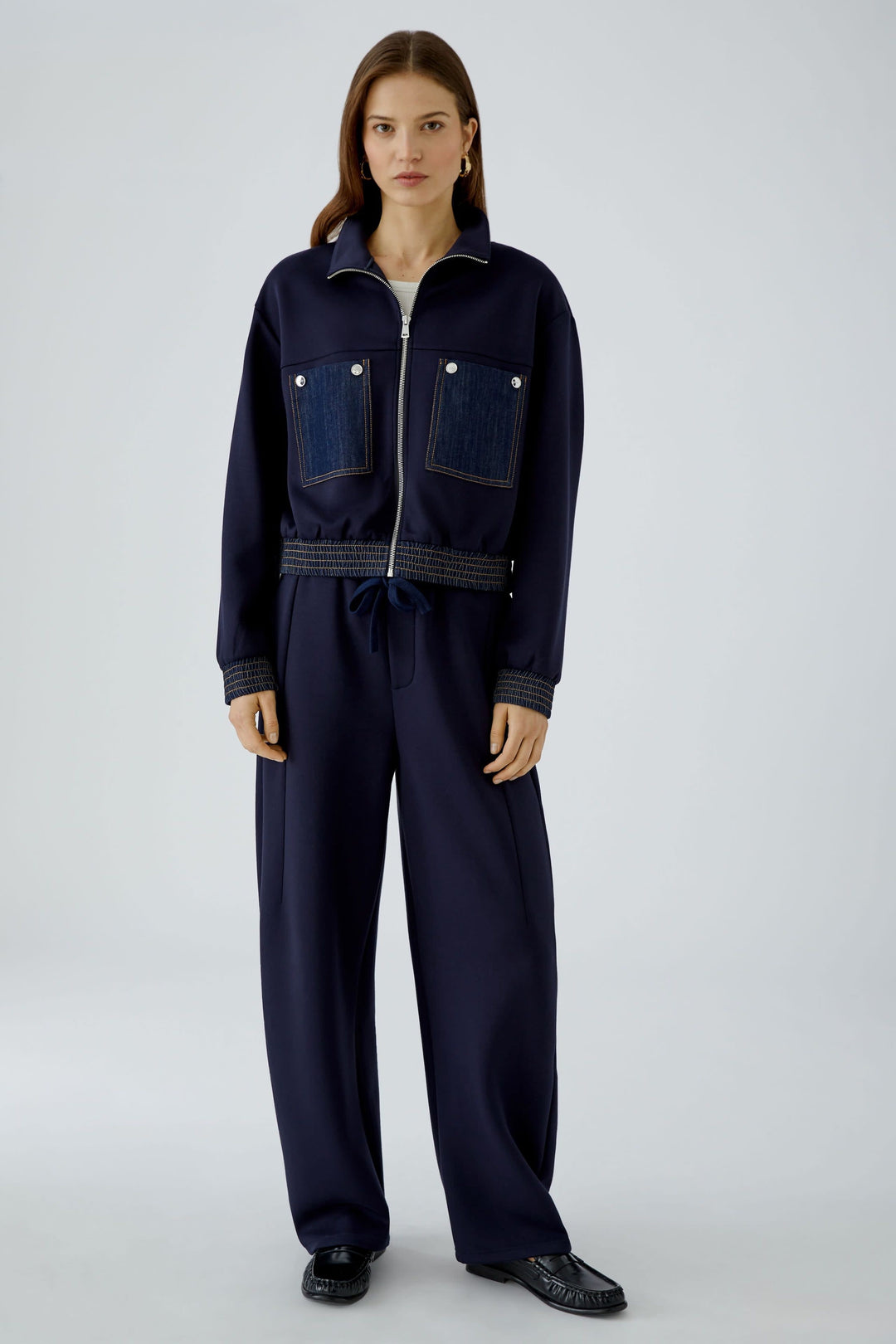 Veste courte zippée à détails en denim vue de face pour femme Oui