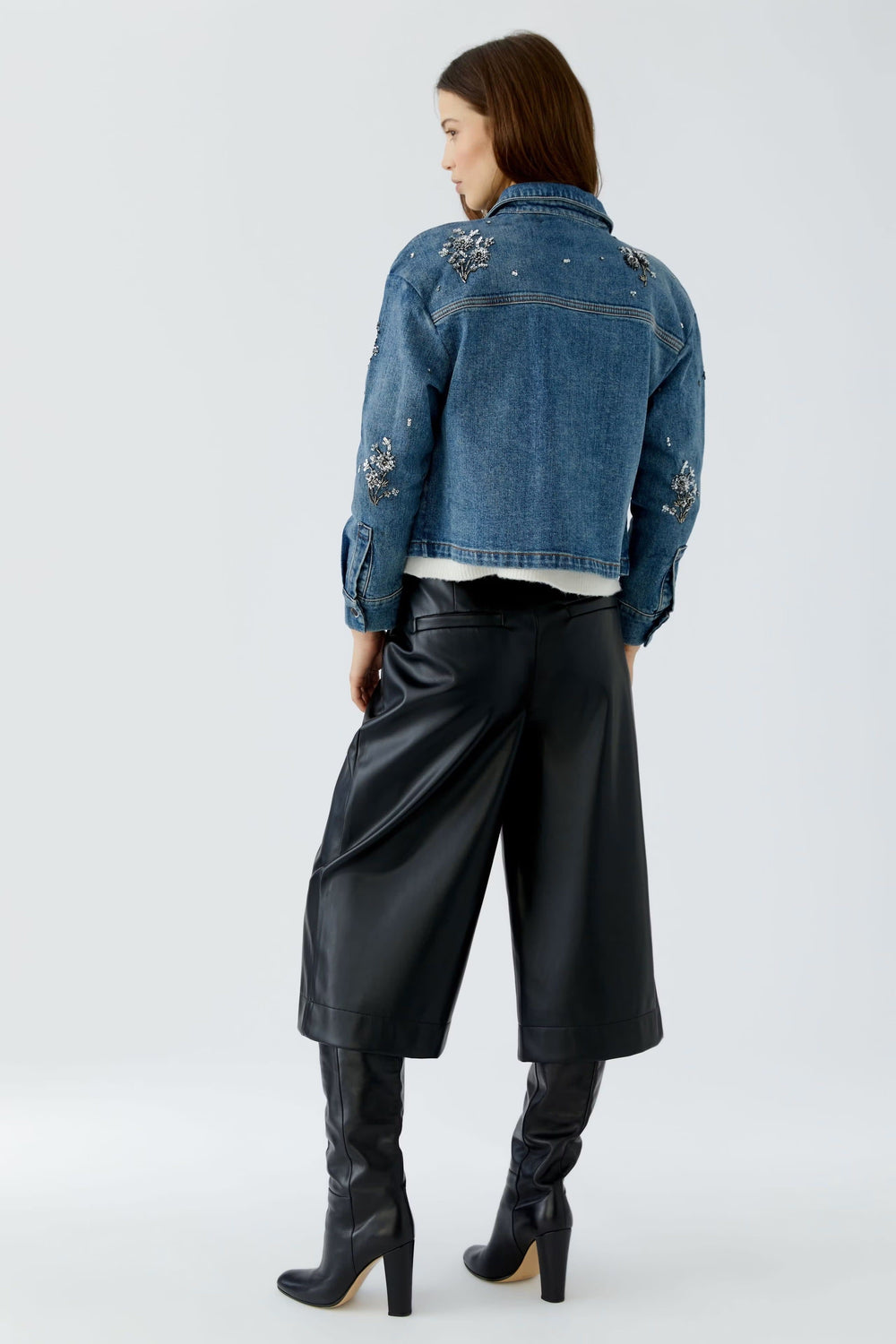 Vue de face veste en jean broderies florales bleu pour femme Oui - Valérie Simon