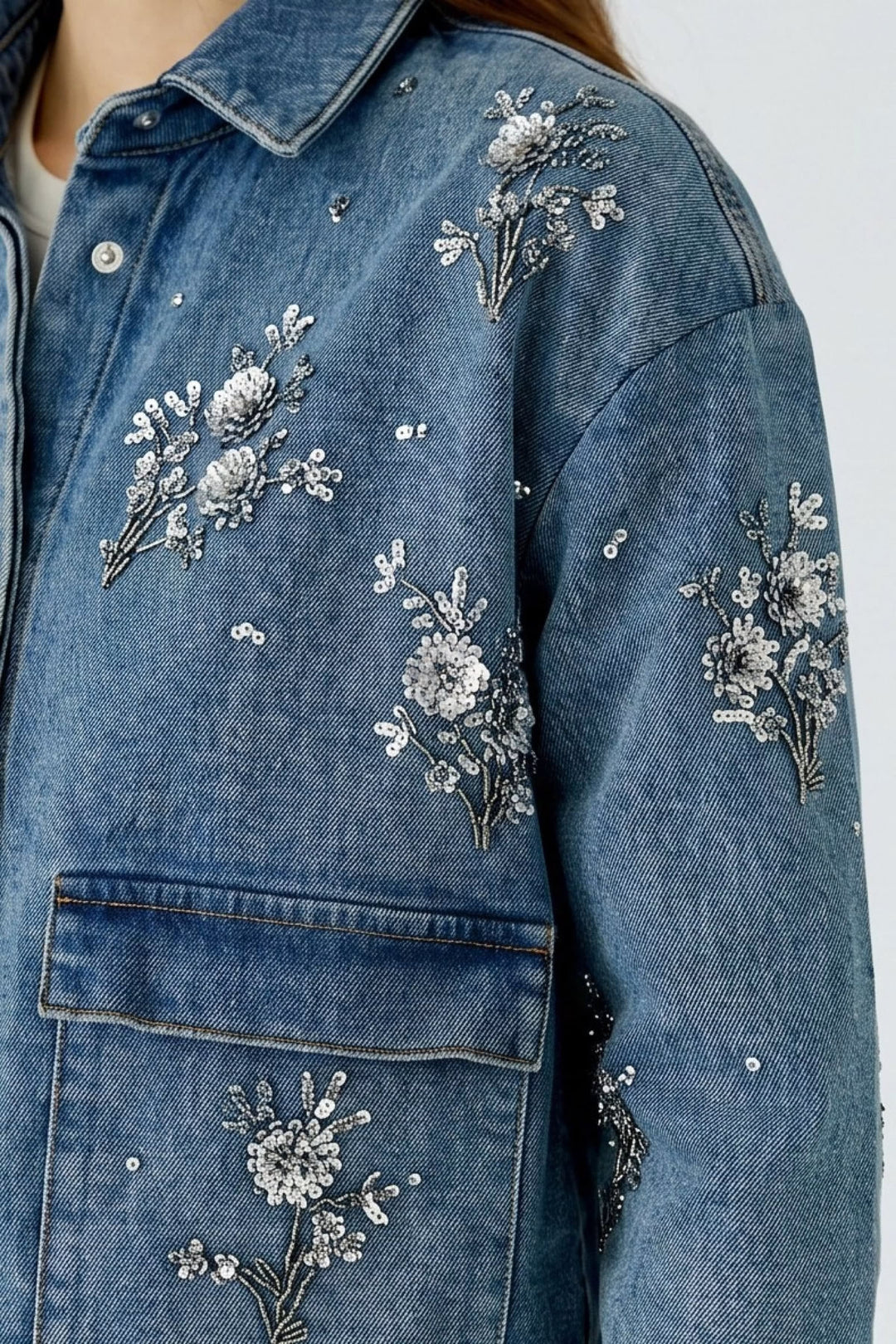 Vue de face veste en denim avec broderies florales multicolores pour femme - Valérie Simon